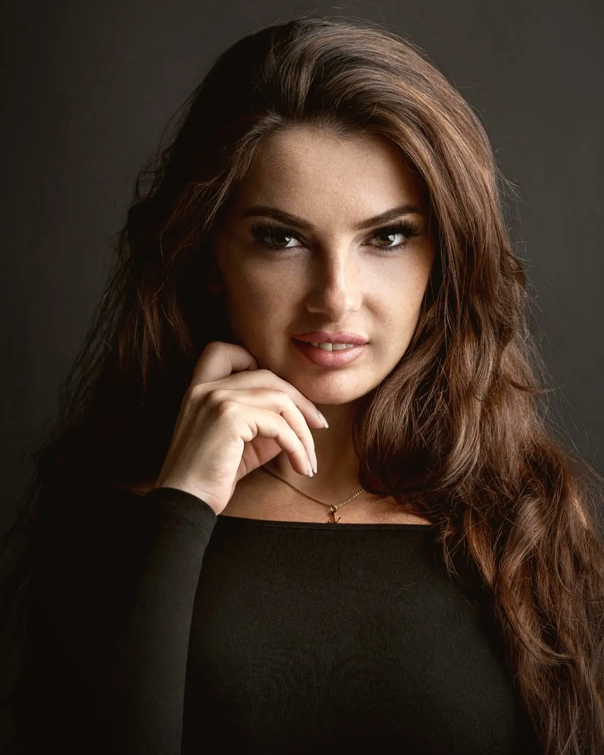 Ankica Moradi, Autorin von „Mindset Fotografin“, im schwarzen Oberteil vor dunklem Hintergrund