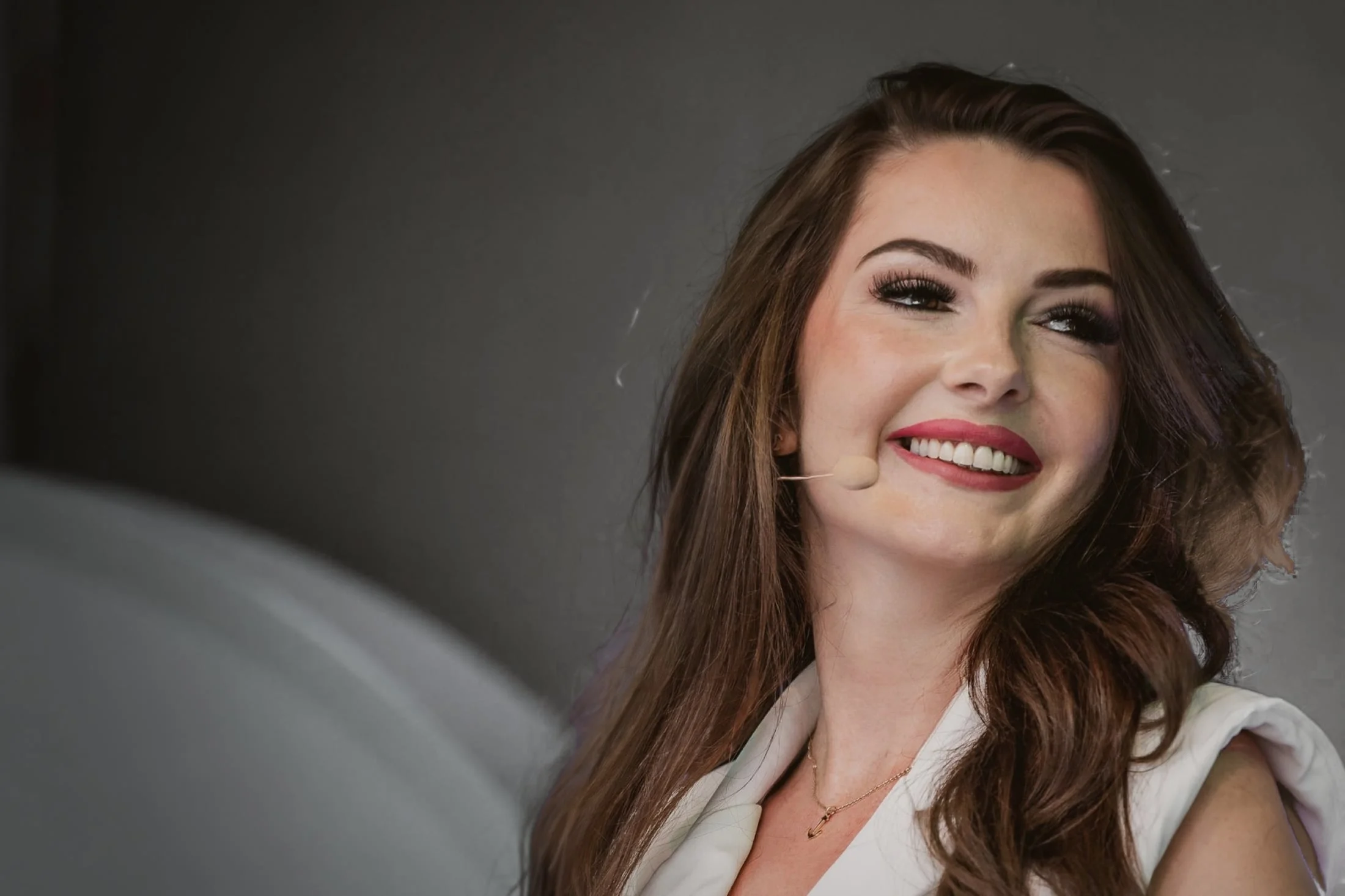 Ankica Moradi lacht auf der Bühne des Greator Festivals