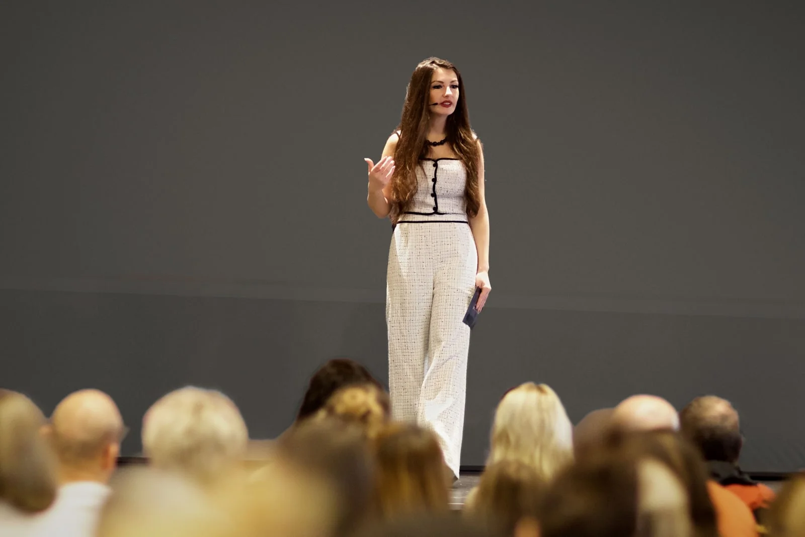 Ankica Moradi auf der Bühne vor vollem Saal bei einem Lifestyle-Event in München