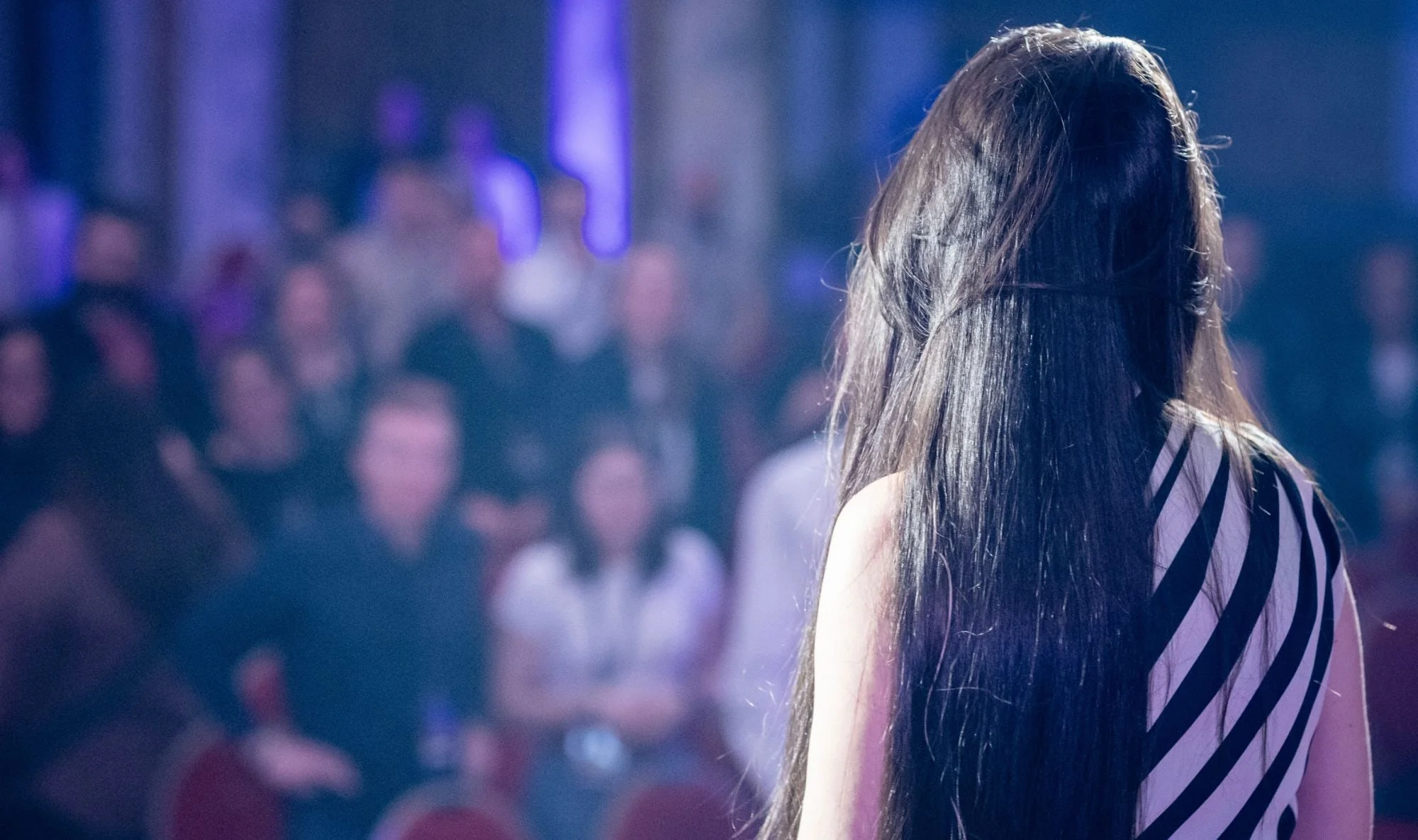 Ankica Moradi von hinten auf der Bühne von Level Up Your Mind, vor ihr der volle Saal